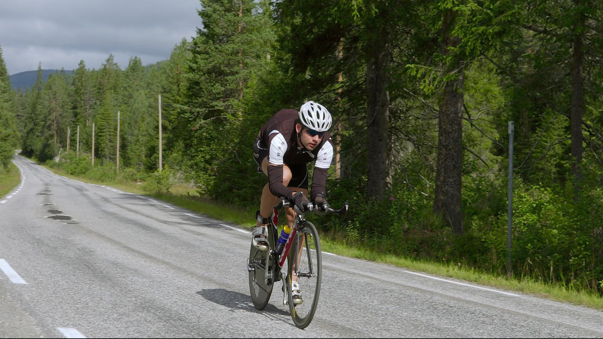 “宽板滑水:马鞍山赛场展现水面上的高空飞跃”